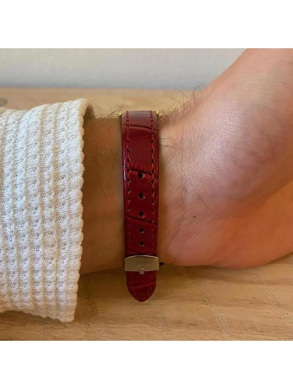 Y2k minimalistic style Dainty cute Gold circle red leather band. Item works tell